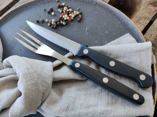 Steakkniv og Gaffel – Elegant Sæt med Sort Træhåndtag